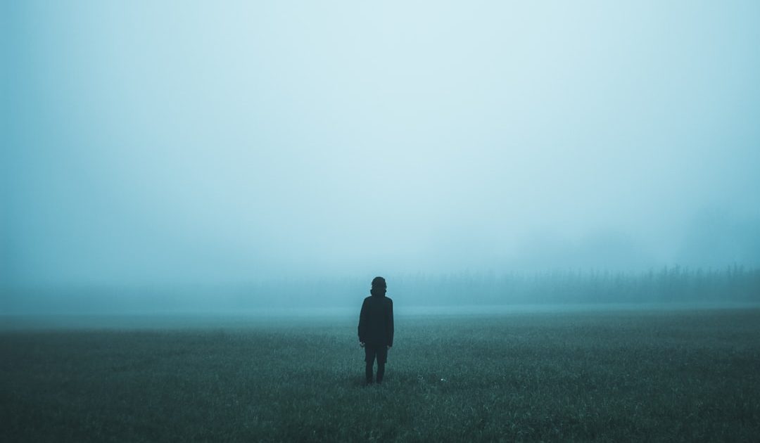 Diseñar en la niebla: por qué la IA no adivina el futuro (y tú tampoco deberías fingir que sí)